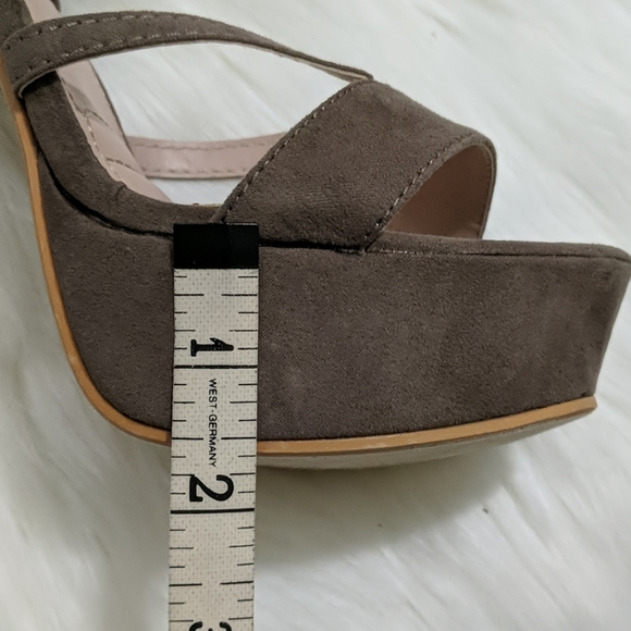 EUC ~ HEART'S Chunky Heel Platform Sandals - Picture 3 of 7